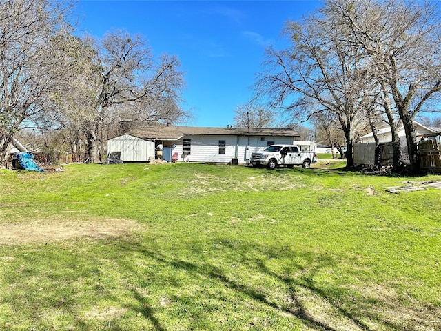 view of yard featuring a shed