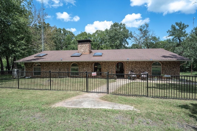 ranch-style home featuring a front lawn