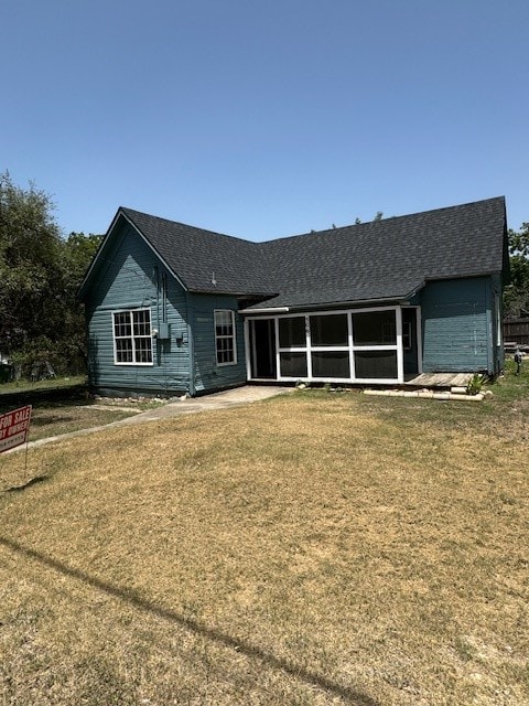 ranch-style home featuring a front lawn