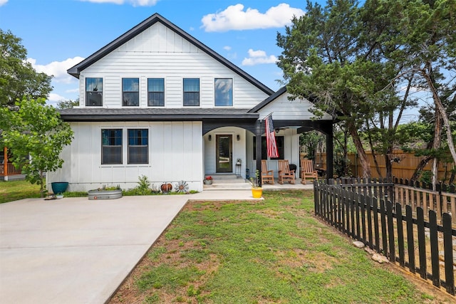 view of front of house featuring a front lawn