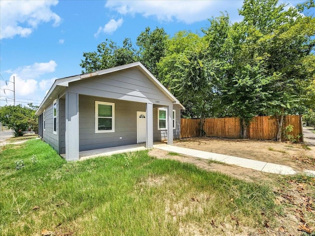 view of front of property with a front lawn