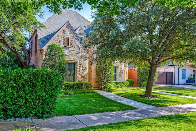 view of front of property featuring a front yard