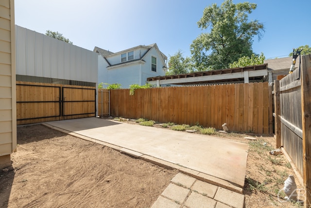 view of yard featuring a patio