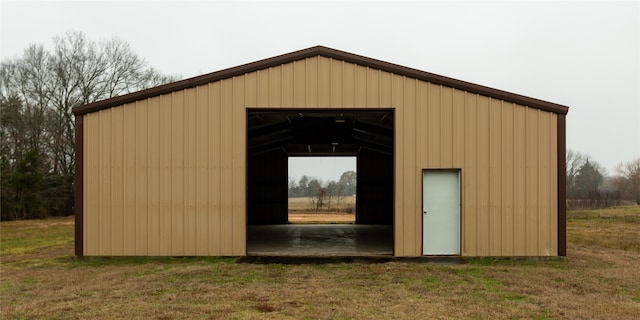 view of outdoor structure with a yard