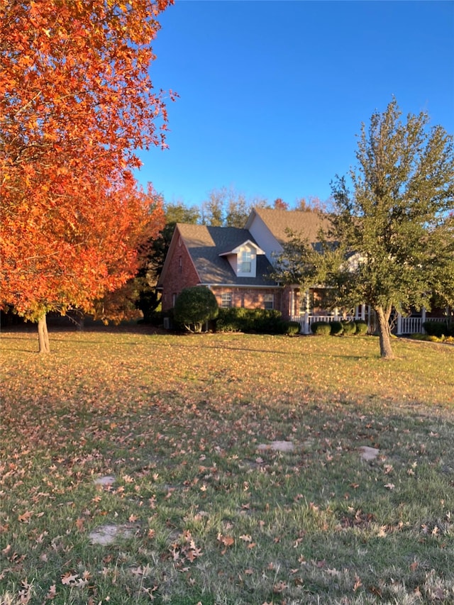 view of front facade with a front yard