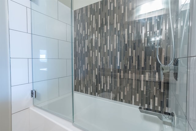 bathroom with tiled shower / bath