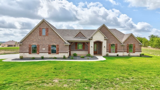 view of front of home featuring a front yard