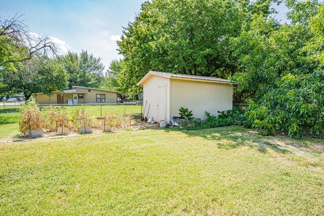 view of yard featuring a shed