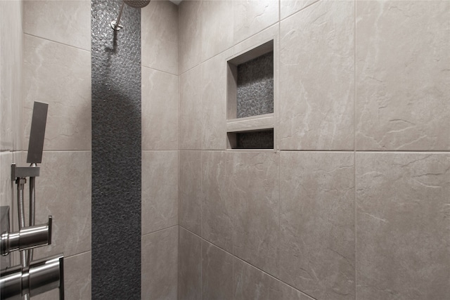 details featuring tiled shower