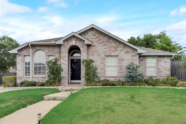 view of front of house featuring a front lawn