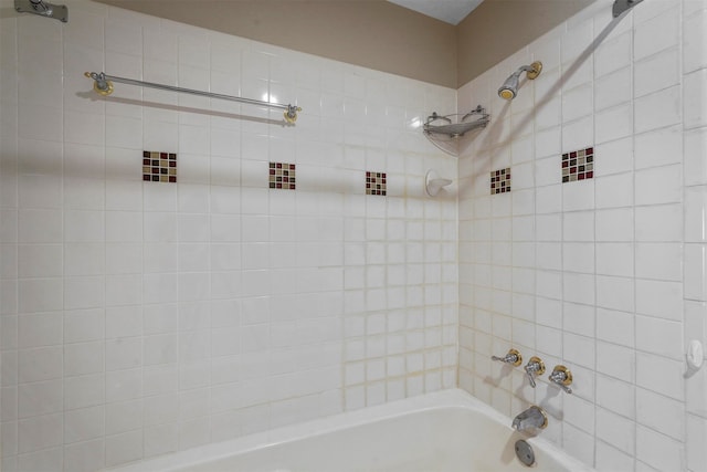 bathroom with tiled shower / bath combo