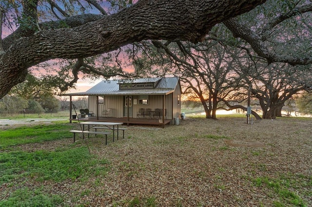 view of yard with an outdoor structure