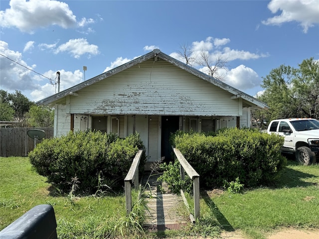 bungalow featuring a front lawn