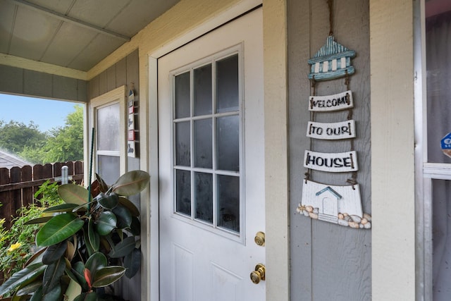 entrance to property with fence