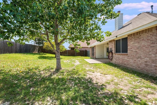 view of yard with a patio and a ceiling fan