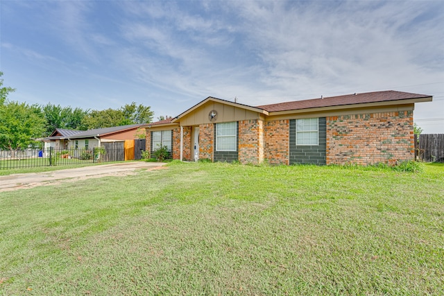 ranch-style home featuring a front lawn