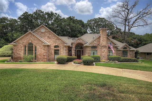 view of front of property with a front yard