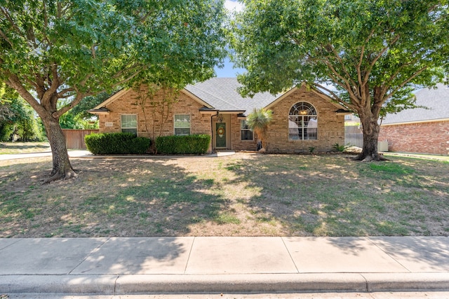 view of front of home featuring a front yard