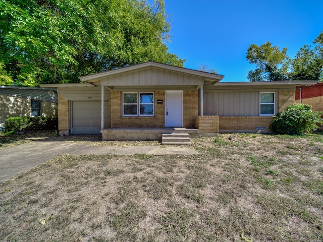 single story home featuring a porch