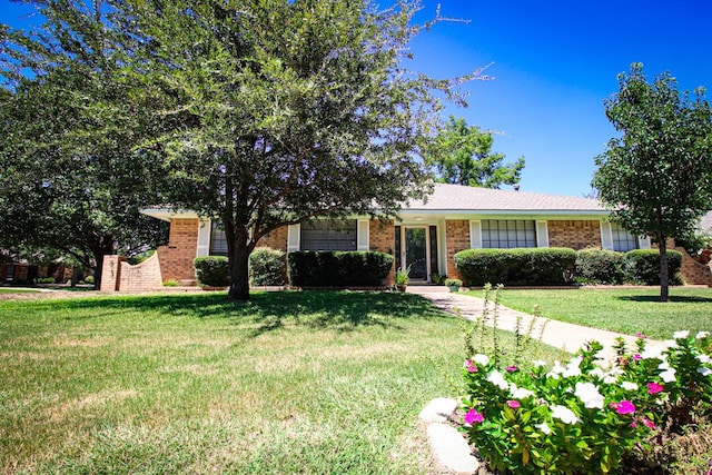 single story home featuring a front yard