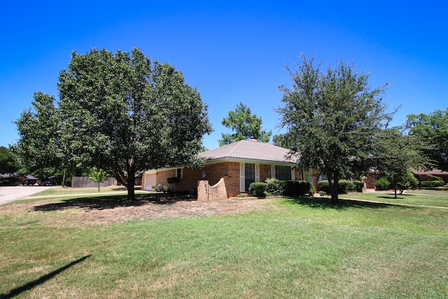 view of front facade featuring a front lawn