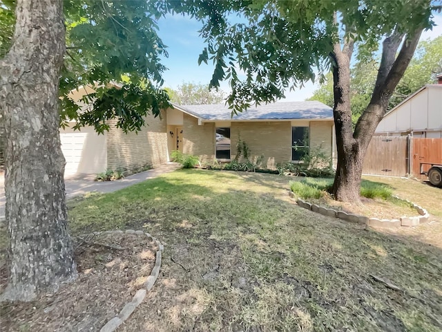 single story home featuring a front yard