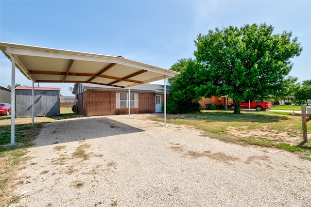 view of front of home featuring a carport and a front yard