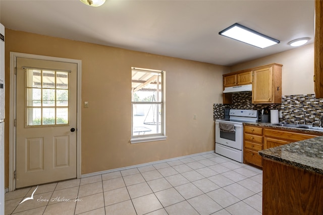 kitchen featuring decorative backsplash, electric range, sink, and plenty of natural light