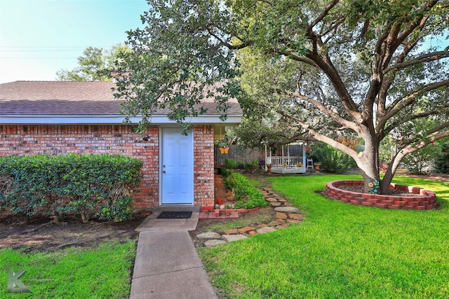 view of front of home with a front lawn