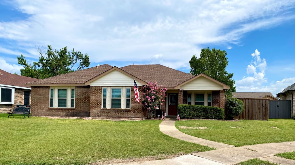 single story home featuring a front lawn