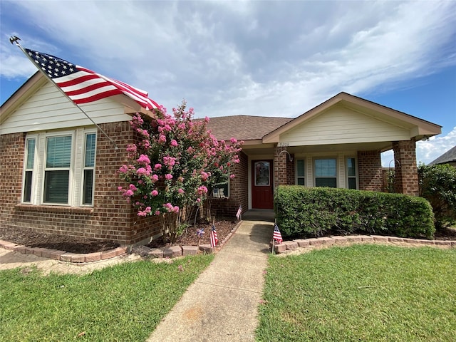 view of front of property featuring a front yard