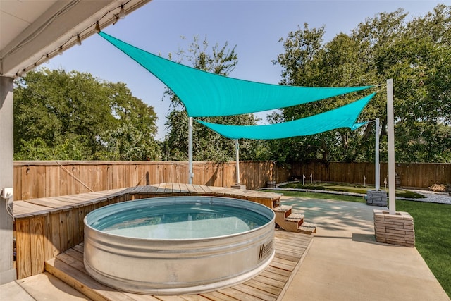 view of pool with a jacuzzi