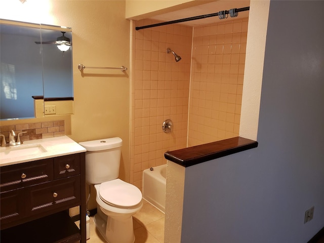 full bathroom featuring tiled shower / bath, vanity, decorative backsplash, toilet, and ceiling fan