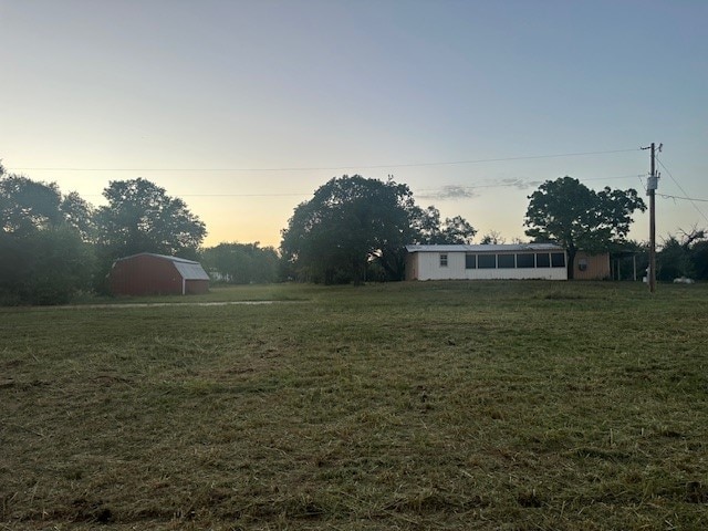 view of yard at dusk