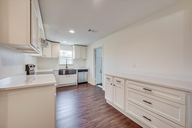 kitchen with range, sink, dark wood-type flooring, and dishwasher