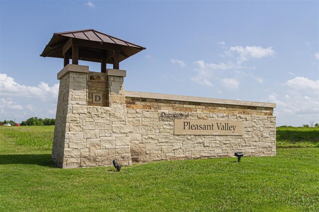 community sign featuring a yard