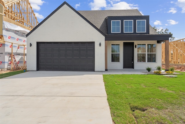 view of front facade featuring a garage and a front yard