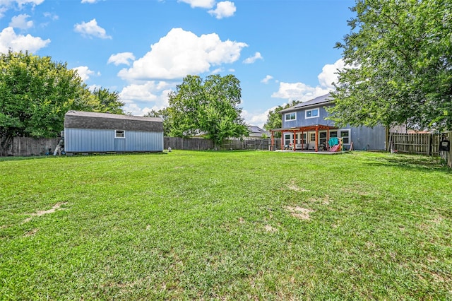 view of yard featuring an outbuilding