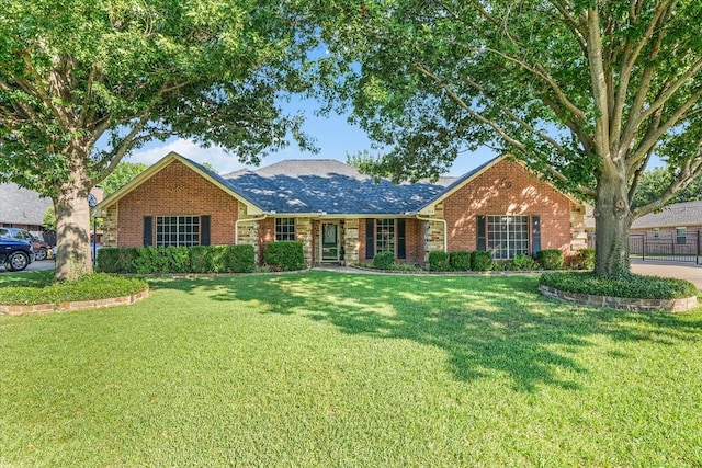 ranch-style home with a mountain view and a front yard