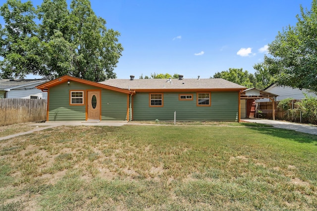 ranch-style house featuring a front yard