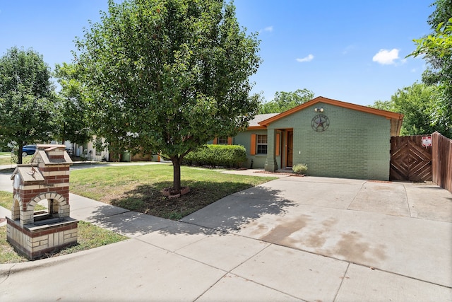 view of front facade with a front lawn