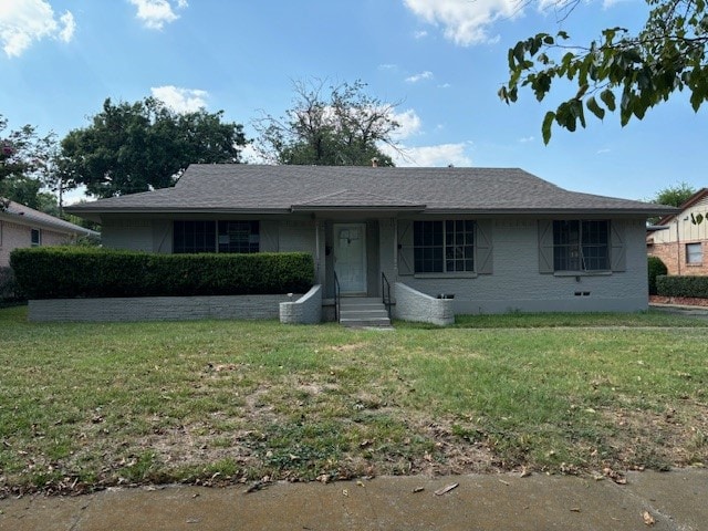 single story home featuring a front yard