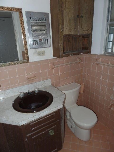 bathroom featuring decorative backsplash, toilet, and vanity