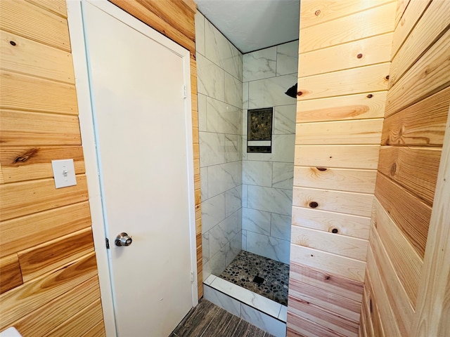 bathroom featuring a tile shower