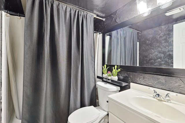 bathroom with toilet, a shower with shower curtain, and vanity