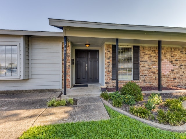 entrance to property featuring a porch