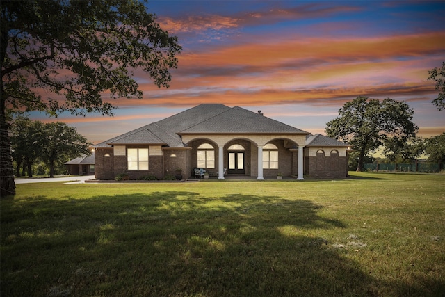 view of front of house featuring a yard