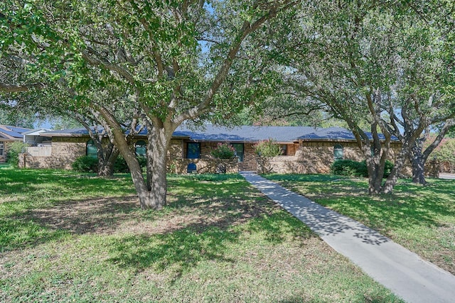 view of front of house featuring a front lawn