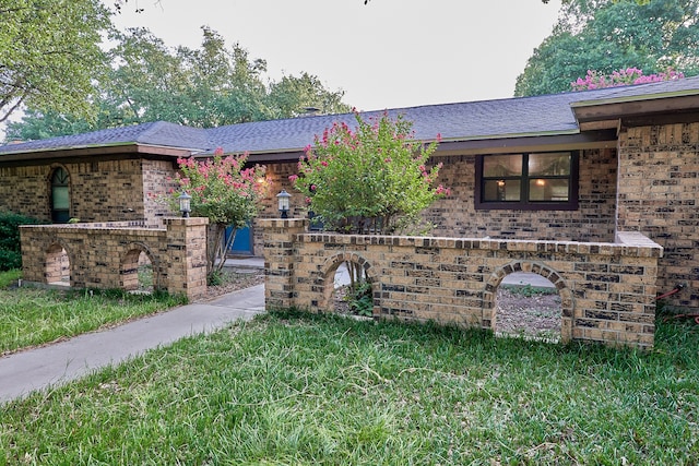 view of front of property featuring a front yard