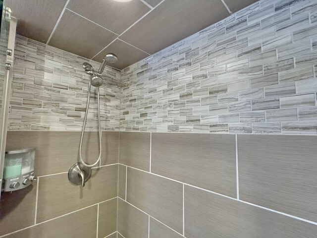 bathroom featuring tiled shower